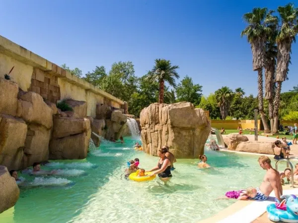 Piscine lagon au camping Roan La Sirène.