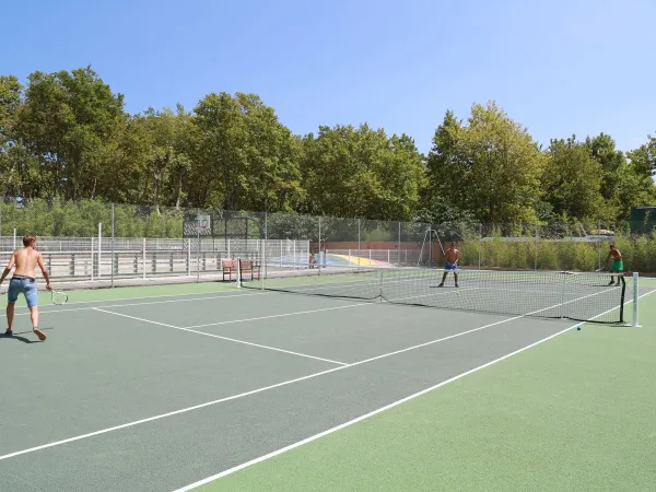 Terrain de tennis au camping Roan La Chapelle.