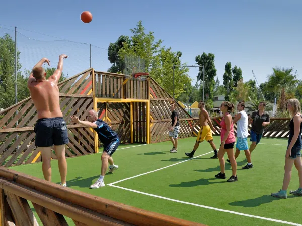 Basket-ball sur le terrain multisports du camping Roan Domaine de La Yole.