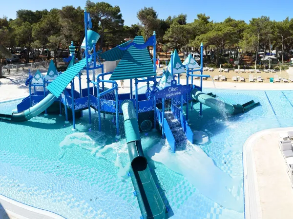 Piscine de l'aire de jeux du camping de Roan Cikat.