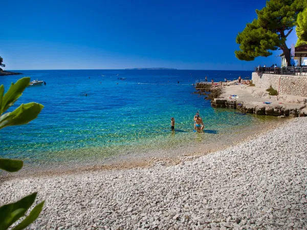 Petite plage près du camping Roan Cikat.