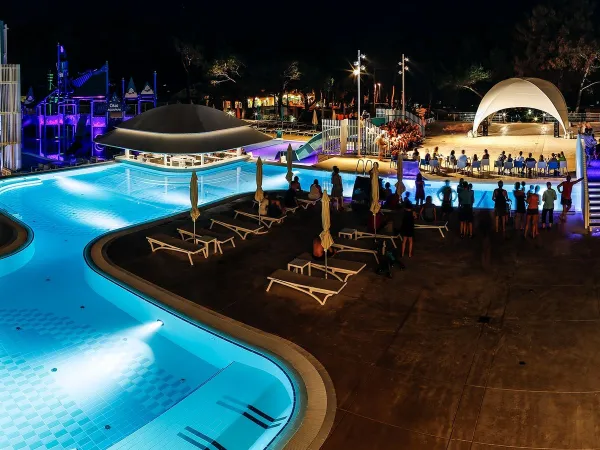 Baignade dans l'obscurité au camping Roan Cikat.