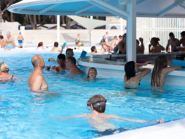 Piscine très fréquentée au camping Roan Cikat.