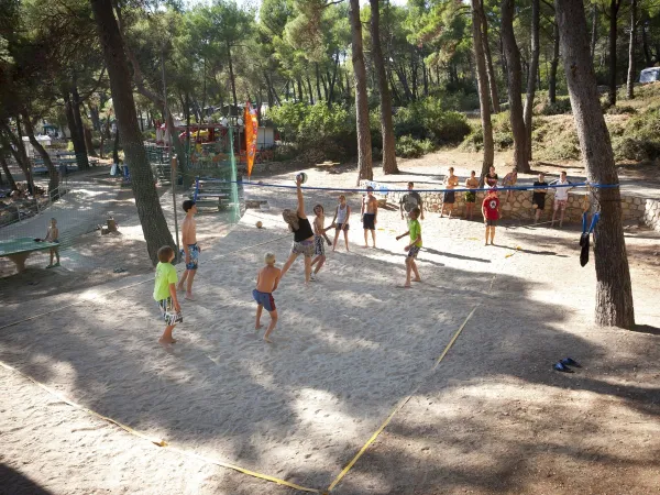 Activité de volley-ball au camping de Roan Cikat.