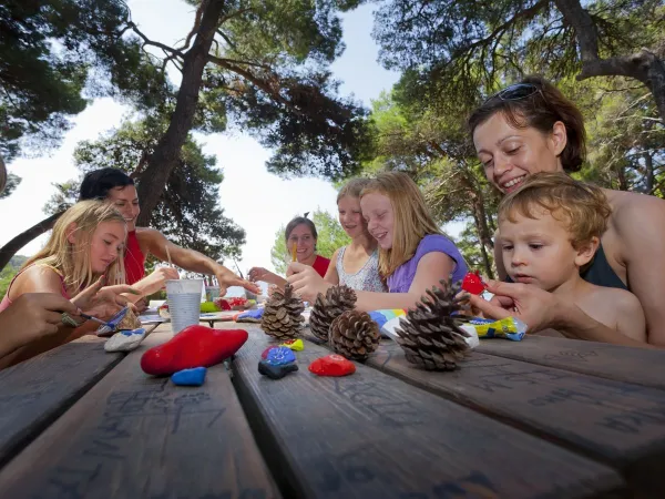 Enfants jouant au camping Roan Cikat.