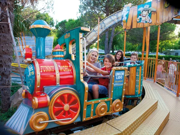 Attraction foraine au camping de Roan Union Lido.