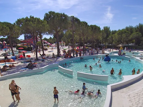 L'une des piscines du camping Roan Union Lido.