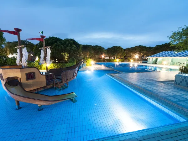 Piscine pour enfants dans l'obscurité au camping Roan Ca'Savio.