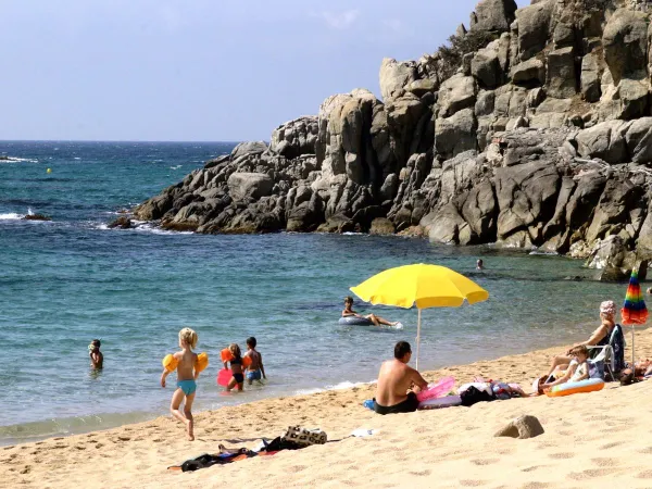 Belle plage de rochers à proximité du camping Roan Cala Gogo.