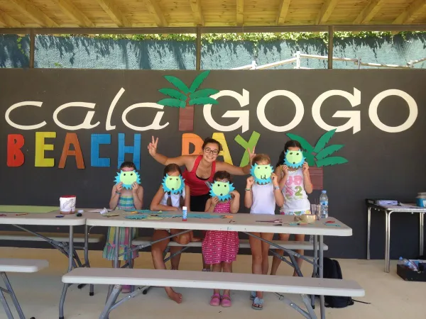 Activité artisanale pour les enfants au camping Roan Cala Gogo.