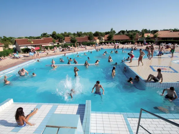 Piscine extérieure au camping Roan Bi Village.