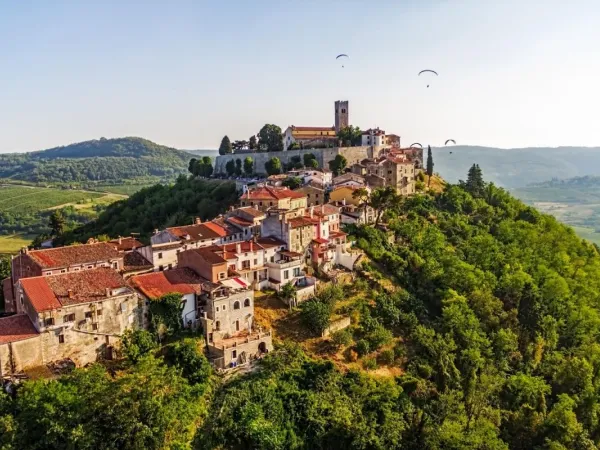 Le village de Motovun en Croatie près du camping Roan Bi Village.