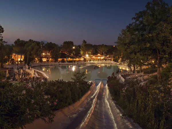 Piscine lagon atmosphérique le soir au camping Roan hu Altomincio village.