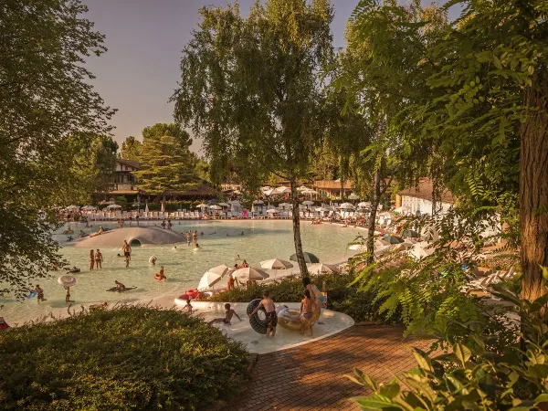 Piscine lagon avec toboggans larges et toboggans aquatiques au camping Roan Altomincio.