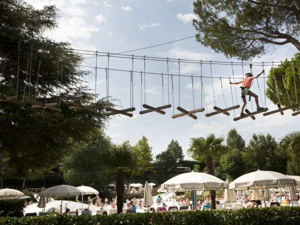 Cours d'accrobranche au camping Roan hu Altomincio village.