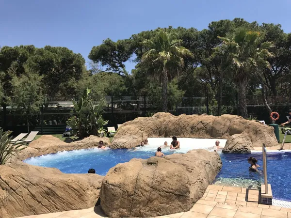 Ambiance au bord de la piscine du camping Roan Bella Terra.