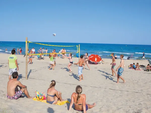 Volley-ball de plage au camping Roan Beach Garden.