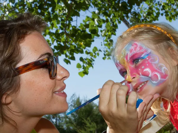 Activité de maquillage au Roan camping Beach Garden.