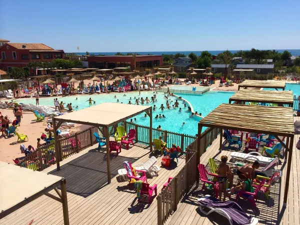 Vue d'ensemble de la piscine lagon du Roan camping Beach Garden.