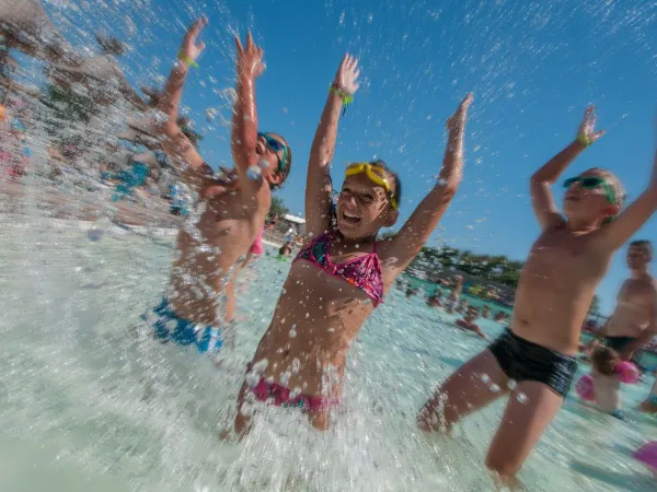 Plaisirs aquatiques au camping Roan Beach Garden.