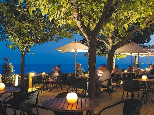 Terrasse avec vue sur la plage et la mer au camping Roan Playa Montroig.