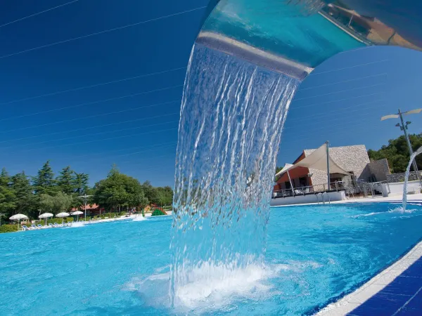 Piscine avec cascades au camping Roan Polari.