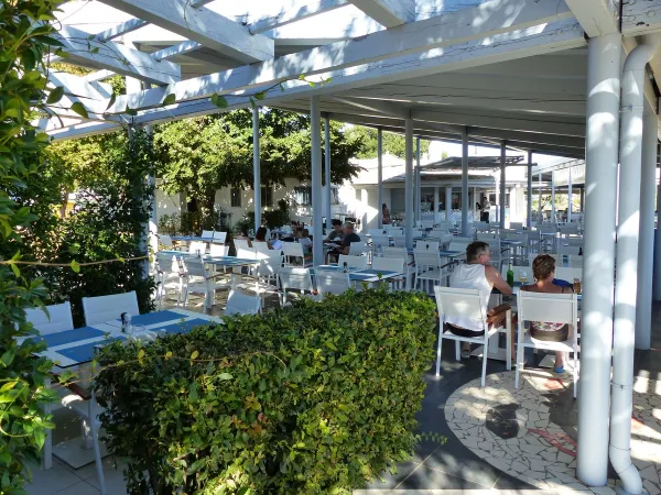 Une terrasse au Roan camping Polari.