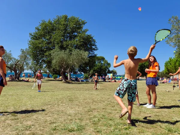 Jouer au badminton au camping Roan Polari.