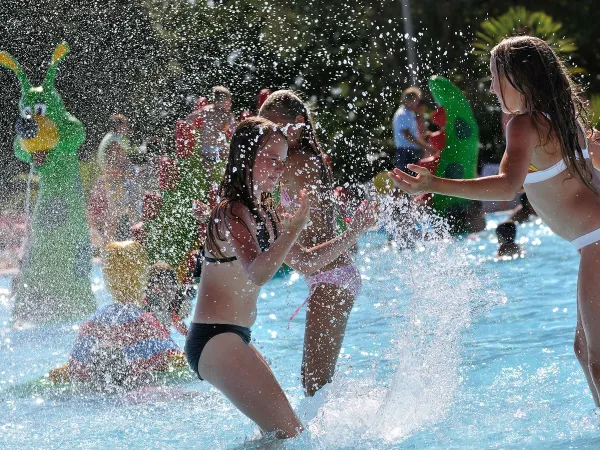 Filles jouant au camping Roan Polari.