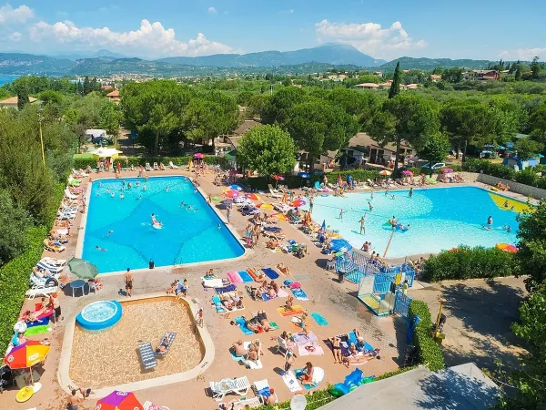 Aperçu des piscines avec transats du camping Roan Cisano San Vito.