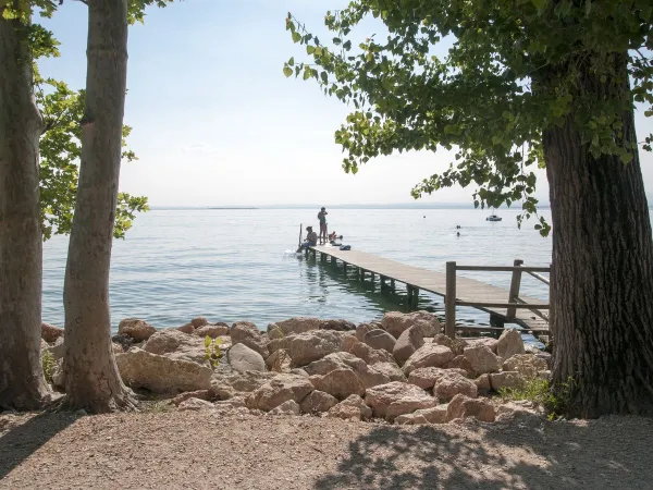 Embarcadère au bord du lac de Garde au camping Roan Cisano San Vito.