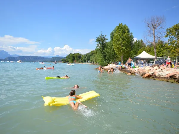 Baignade dans le lac au camping Roan Cisano San Vito.