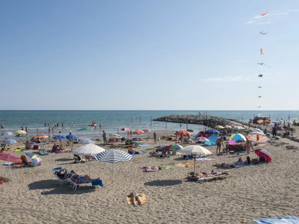 Plage animée à proximité du camping Sant Angelo.