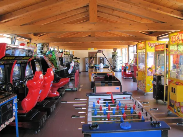 Jeux d'arcade au camping Roan Tahati.