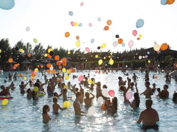 Activité piscine au Roan camping Tahiti.