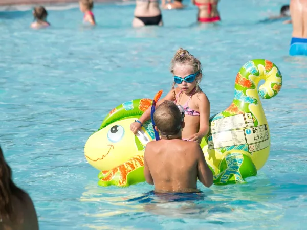 Enfants jouant dans la piscine du Roan camping Tahiti.