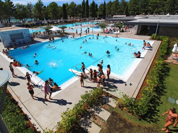 Vue d'ensemble de la piscine du camping Roan Valkanela.