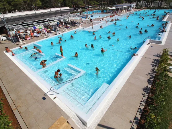 Vue d'ensemble de la piscine du camping Roan Valkanela.