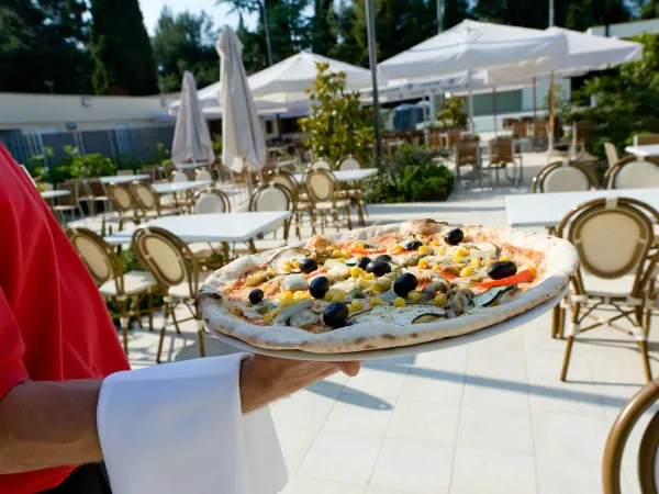 Pizza fraîche au camping Roan de Valkanela.