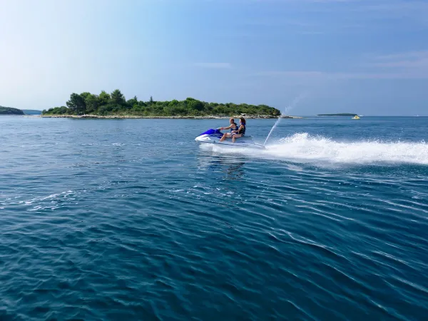 Activité de jet ski au camping Roan Vestar.