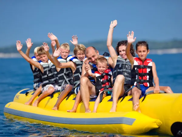 Activité de bateau-banane au camping Roan Vestar.