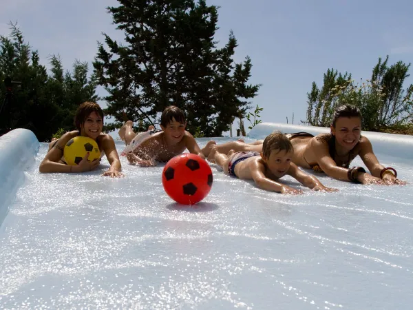 Toboggan pour enfants au camping hu Fabulous village.