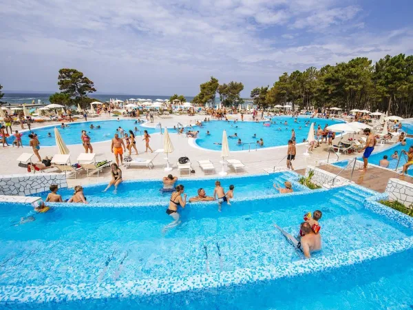 Piscines extérieures sur la plage du camping Roan Zaton Holiday Resort.