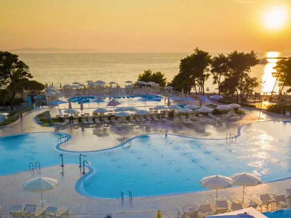 Soleil du soir sur la mer et la piscine du camping Roan Zaton Holiday resort.