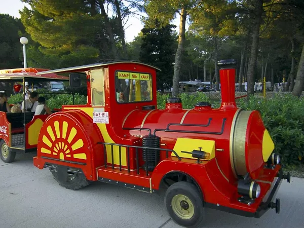 Train touristique à destination de Nin au départ du camping Roan Zaton Holiday resort.