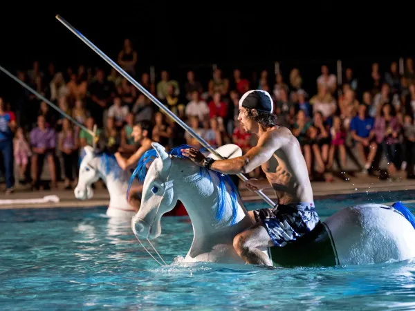 Spectacle dans la piscine du camping Roan Zaton Holiday resort.