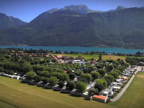 Aperçu du camping Roan L'Ideal au bord du lac d'Annecy.