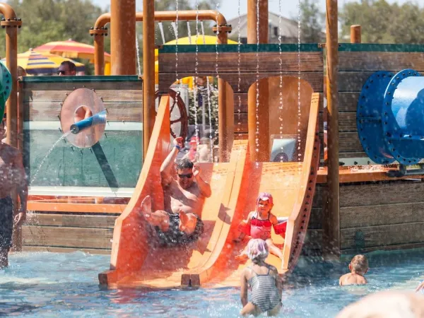 Jeux et toboggans dans la piscine du camping Roan Pra'delle Torri.