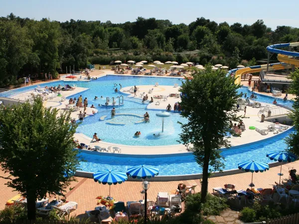 Vue d'ensemble de la piscine du camping Roan Villaggio Turistico.