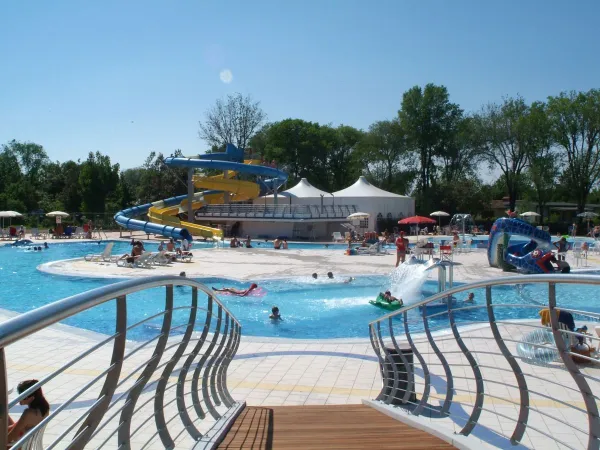 Piscine au camping Roan Turistico.